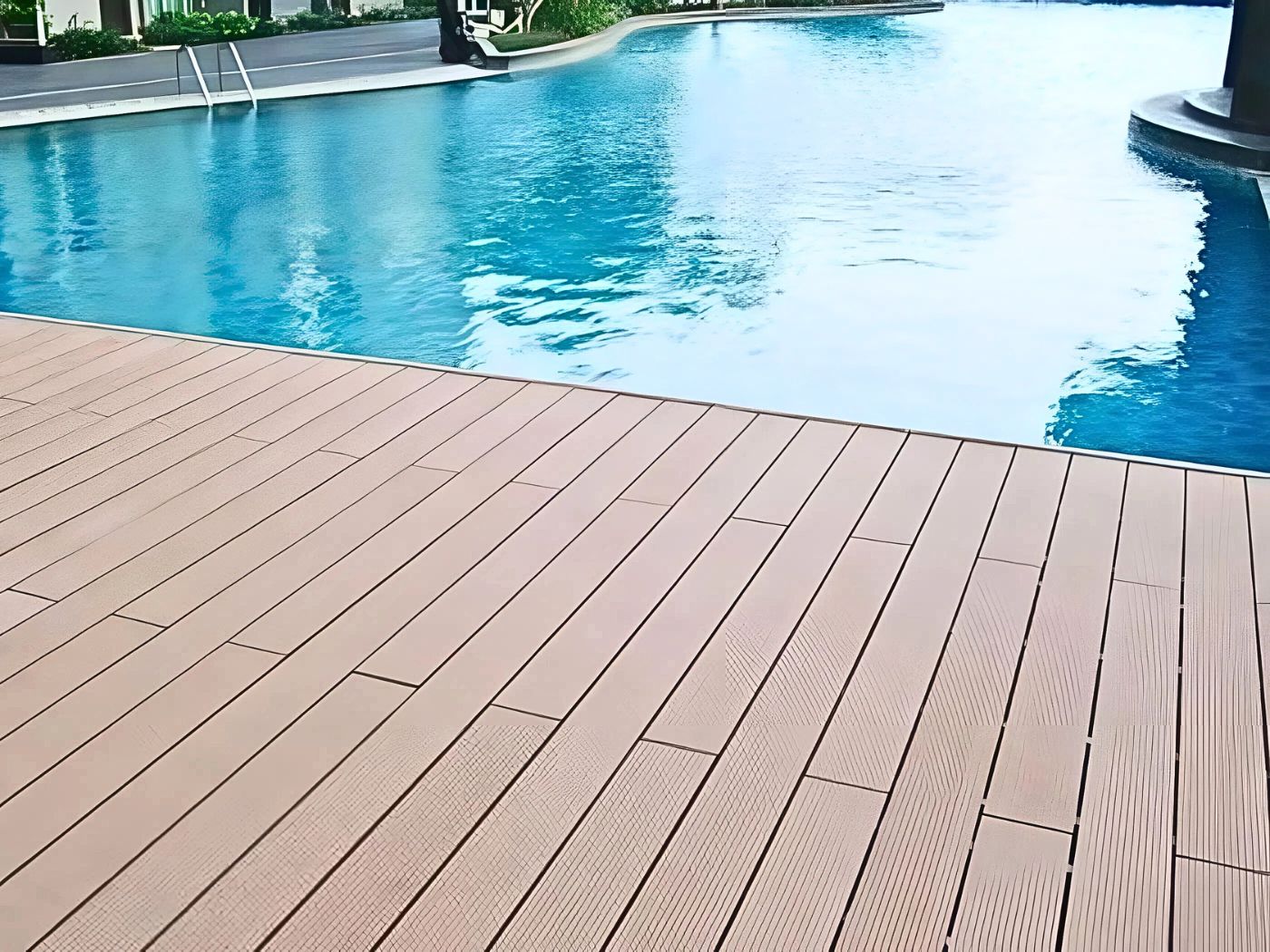 Nên lát gạch hay sàn nhựa giả gỗ ngoài trời