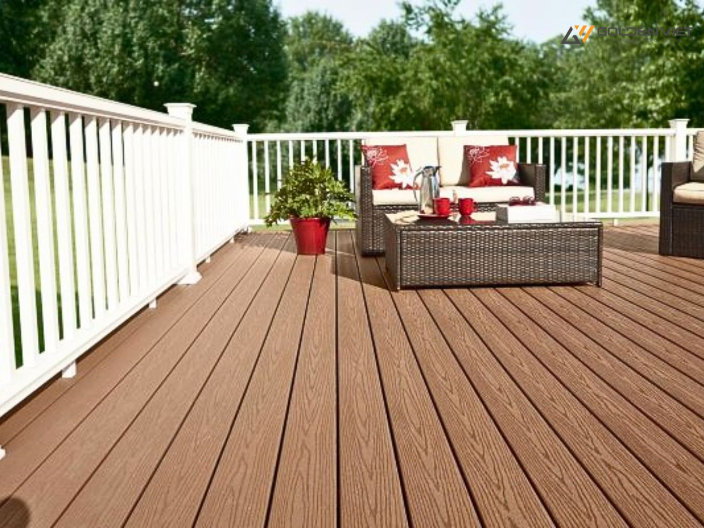 Sàn nhựa giả gỗ có độc hại không? Ngửi mùi