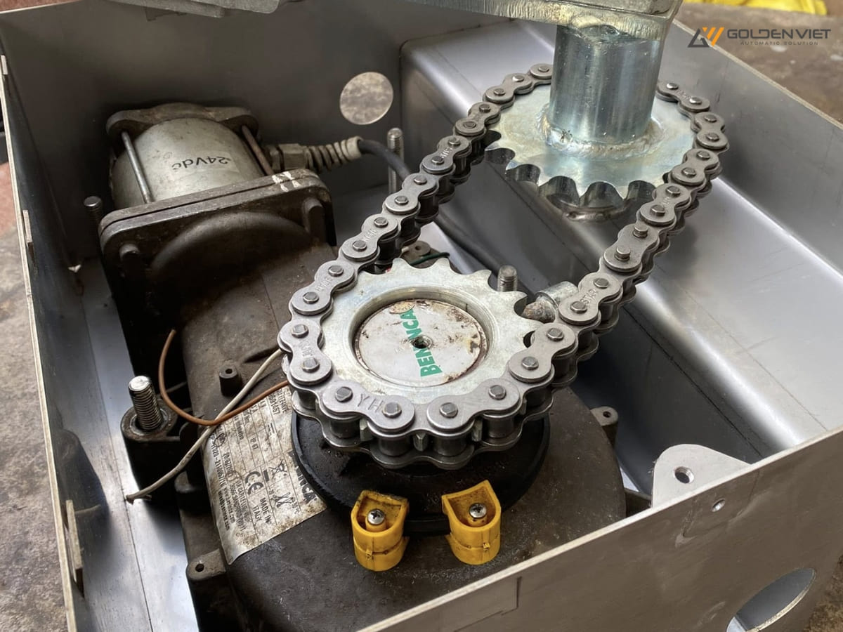 Bộ bánh răng 2 tầng giúp cổng xoay 180 độ