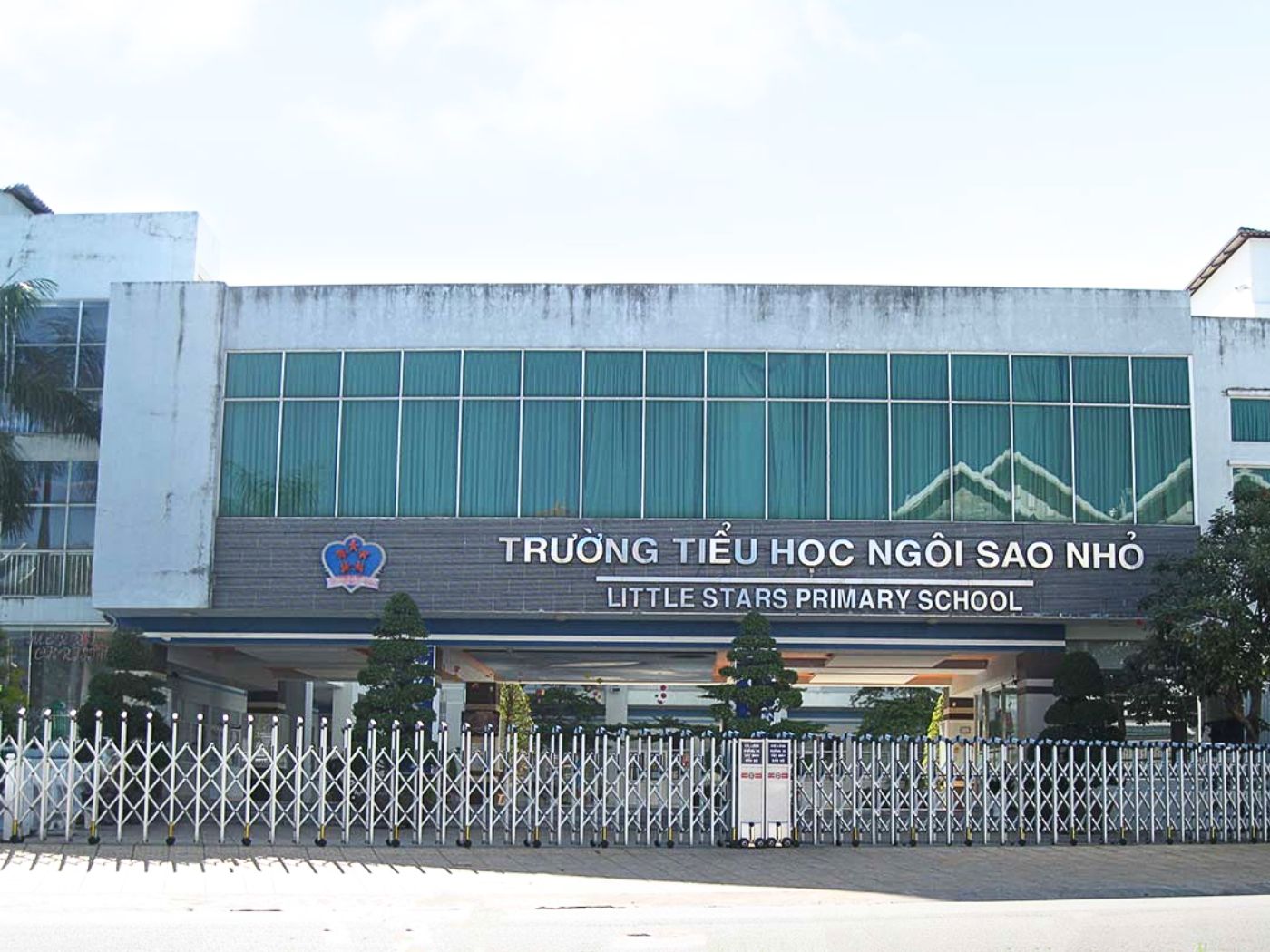 Cổng trường tiểu học