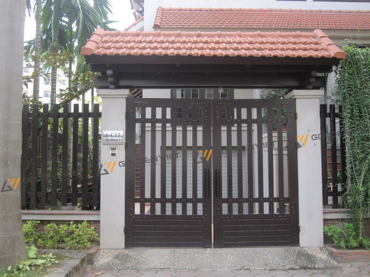 Mẫu cổng sắt 2 cánh kết hợp mái che