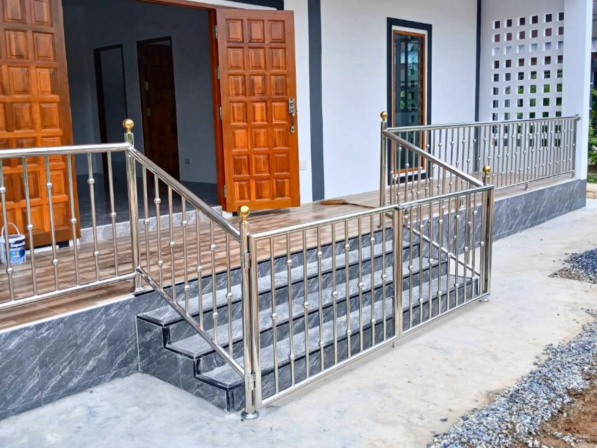 Lan can inox khó tạo hình hoa văn uốn như lan can sắt