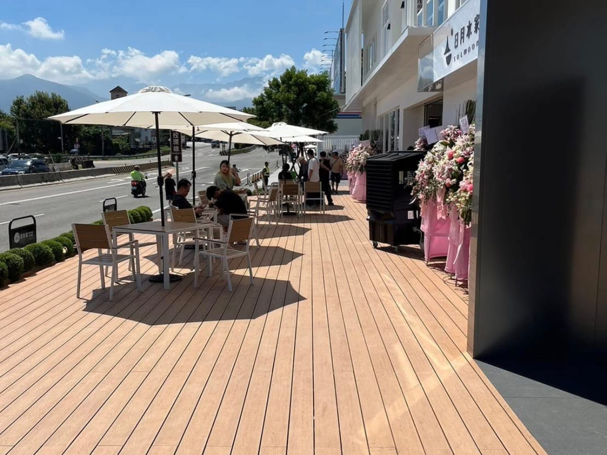 Quán cafe có sàn gỗ nhựa composite