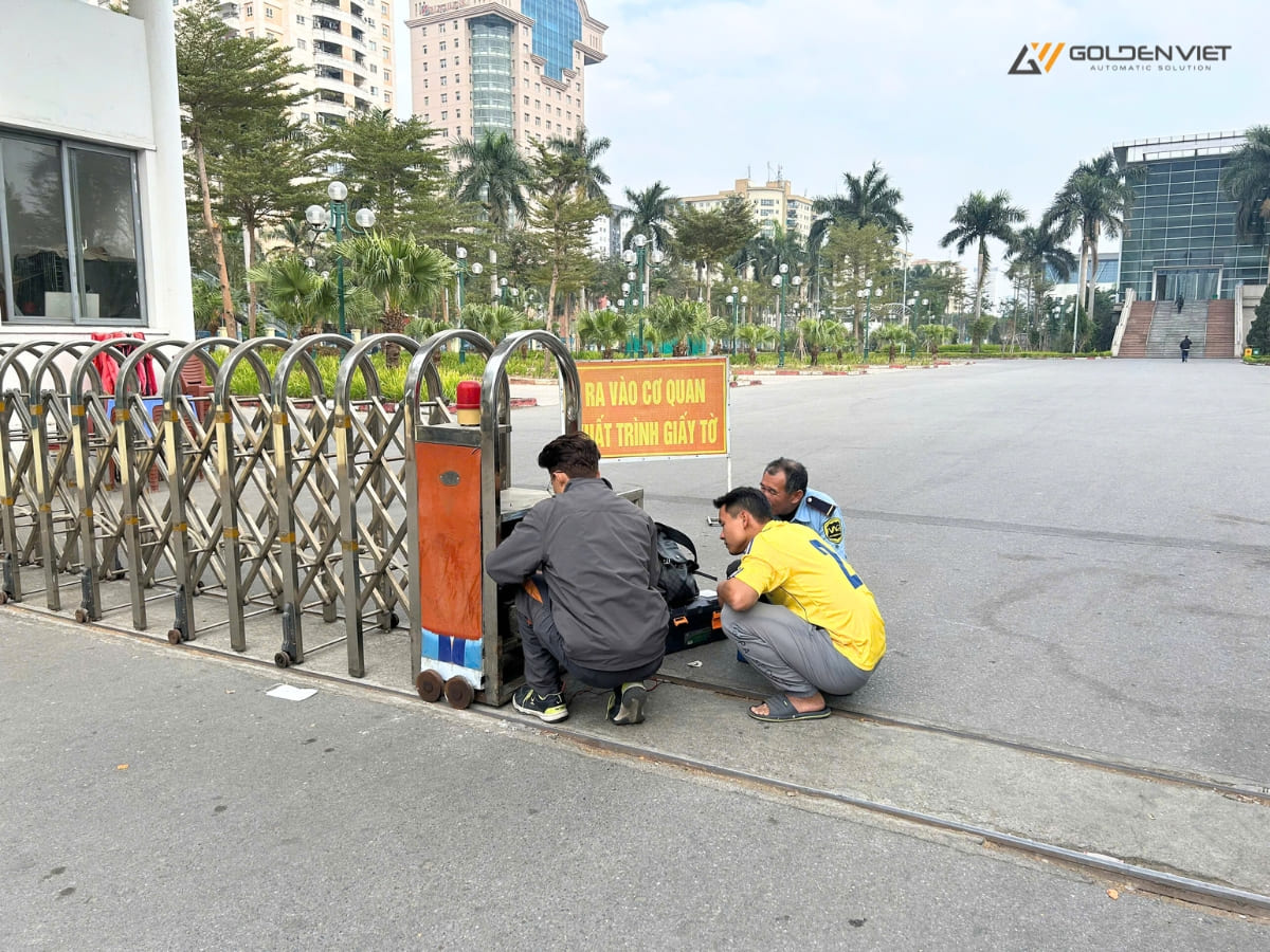 Kỹ thuật viên kiểm tra lỗi cổng xếp