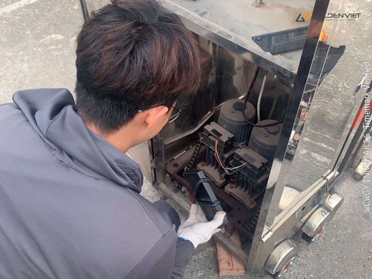 Kỹ thuật của Golden Việt sửa chữa cổng xếp đúng quy trình