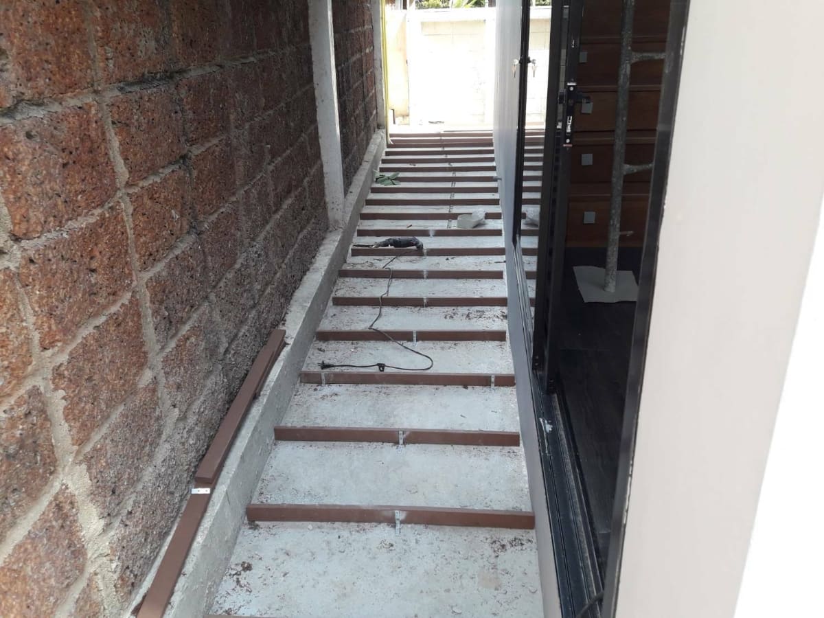 Lắp đặt khung xương sàn gỗ nhựa ngoài trời