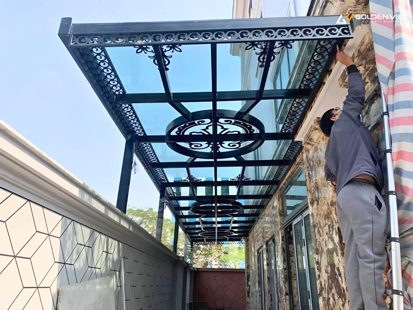 Lắp đặt và hoàn thiện mái kính