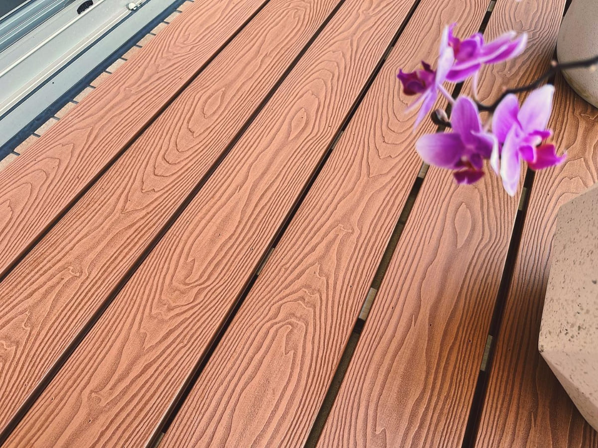 Hoa văn trên mặt sàn gỗ nhựa ngoài trời