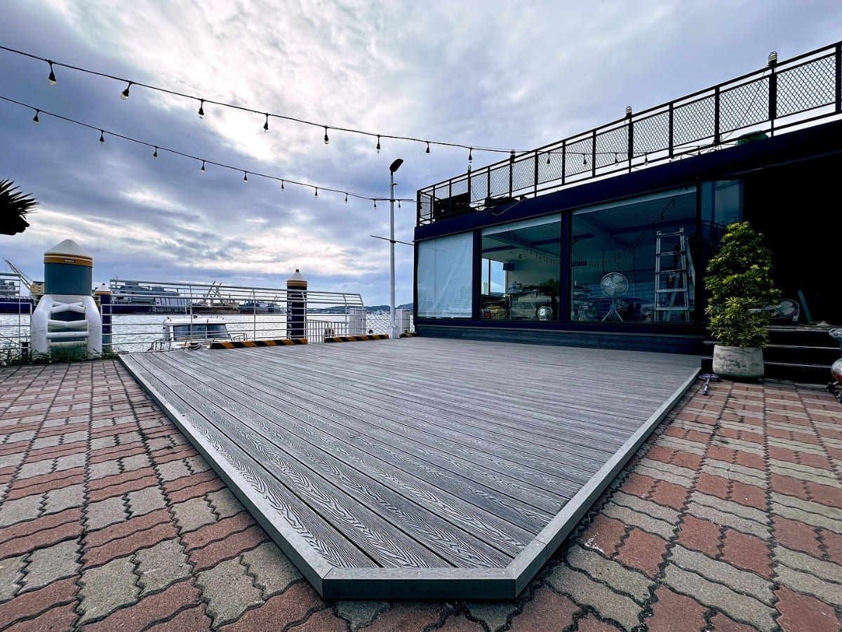 Sàn gỗ nhựa ngoài trời trên ban công