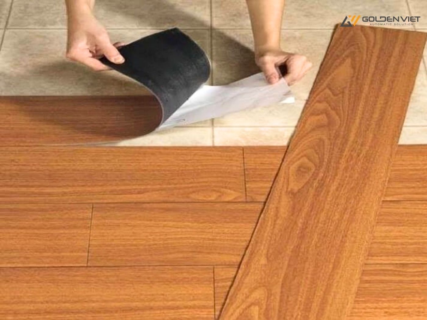 Sàn nhựa giả gỗ có mấy loại? Sàn dán có keo