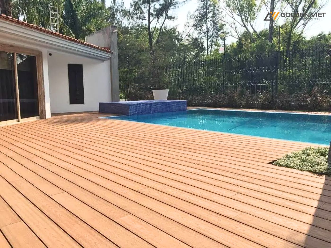 Cách lựa chọn sàn nhựa giả gỗ hồ bơi