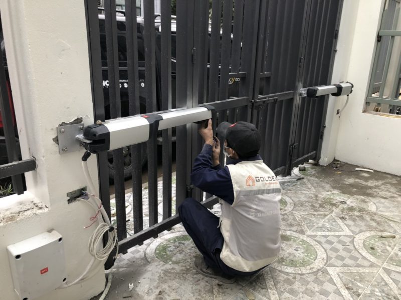 Nhân viên kĩ thuật Golden Việt đang thi cổng cổng tự động 