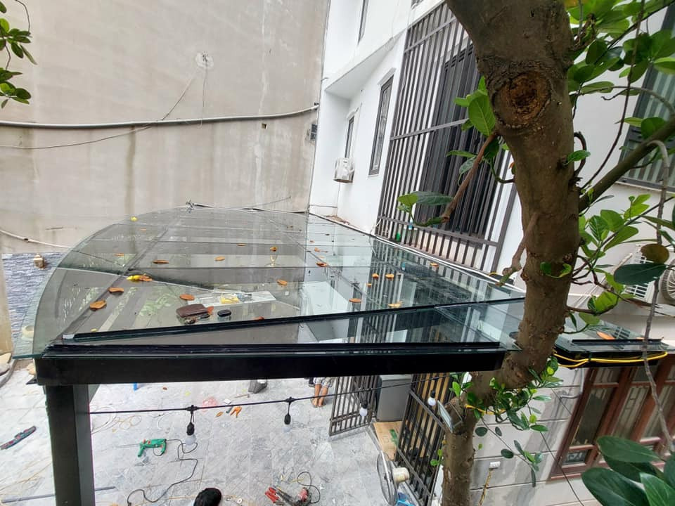 Giá mái kính sân vườn