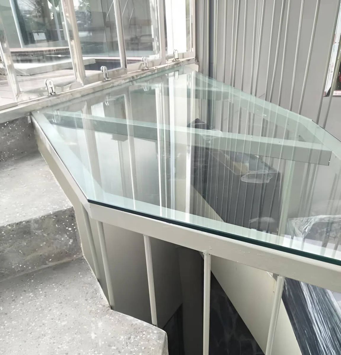 Thiết kế mái kính cường lực giếng trời thẩm mỹ