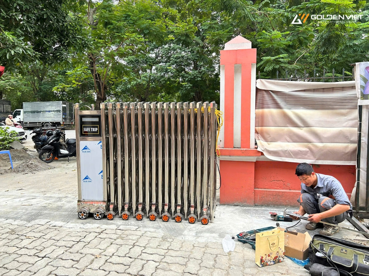 Cổng xếp inox 304 cao 1.6m