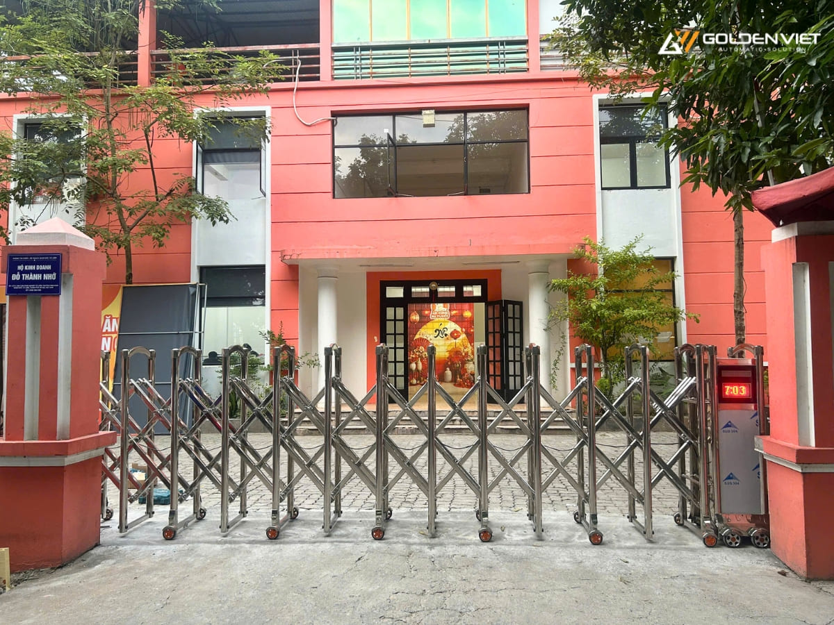 Hình ảnh cổng xếp inox 304 đã lắp đặt