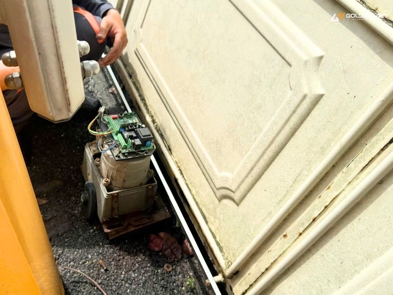 Thay thế motor cũ bằng motor cổng trượt 1500kg