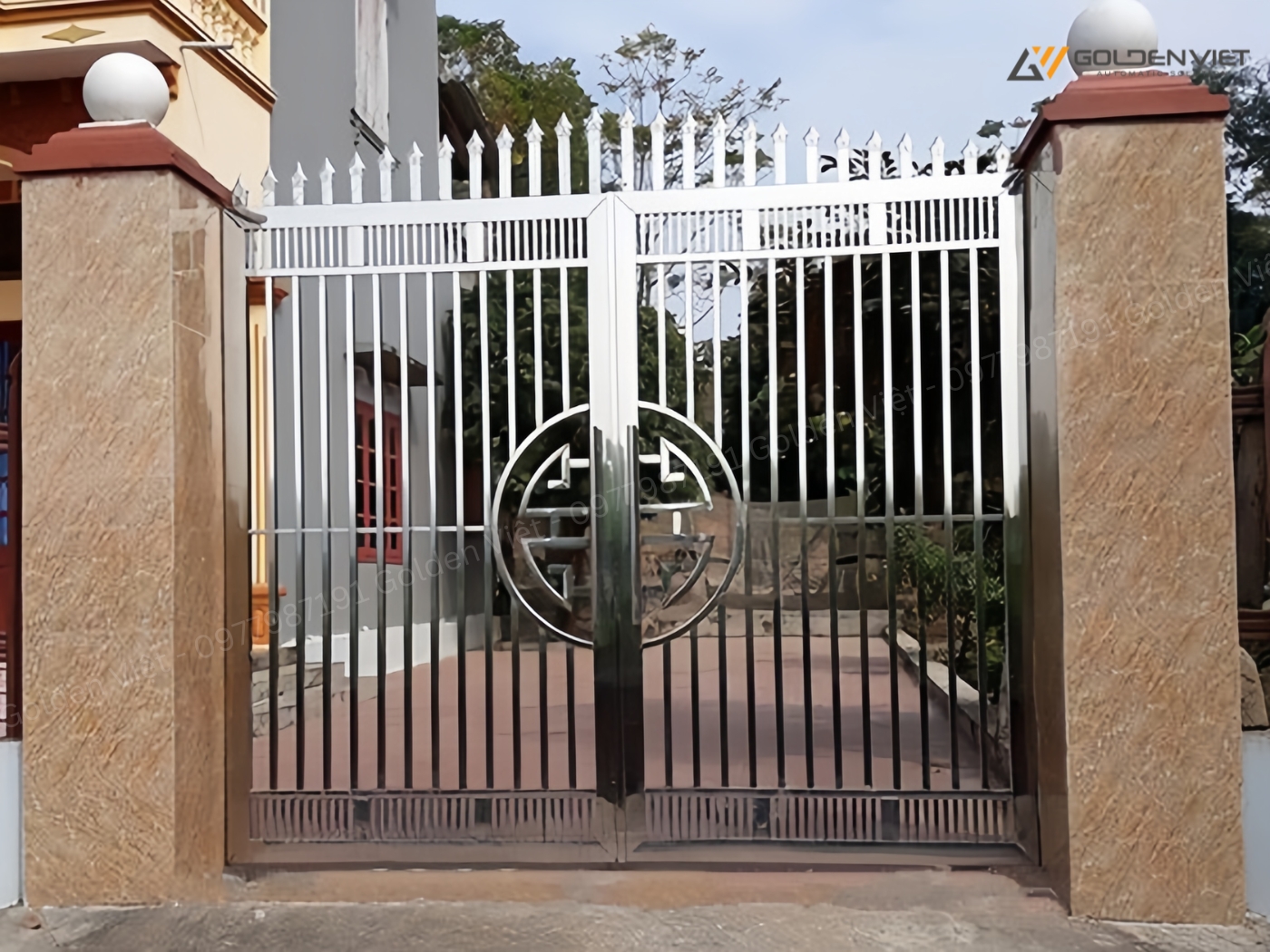 Cổng inox 2 cánh là loại cổng quen thuộc, phổ biến
