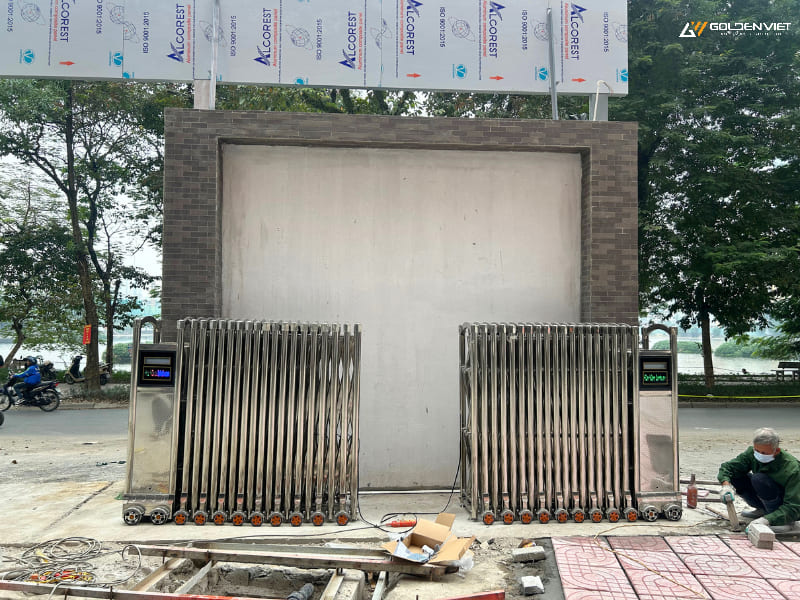 Cổng xếp inox bền, sáng bóng