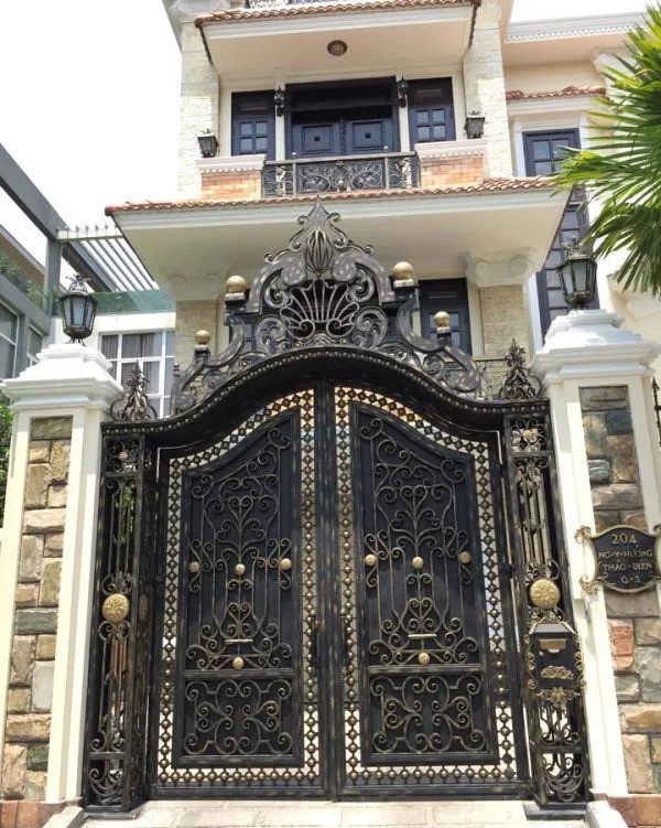 Xây trụ cổng đẹp với sự kế hợp giữa sắt và đá 