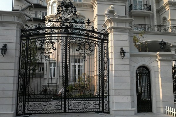 Trụ cổng với gạch và phào chỉ