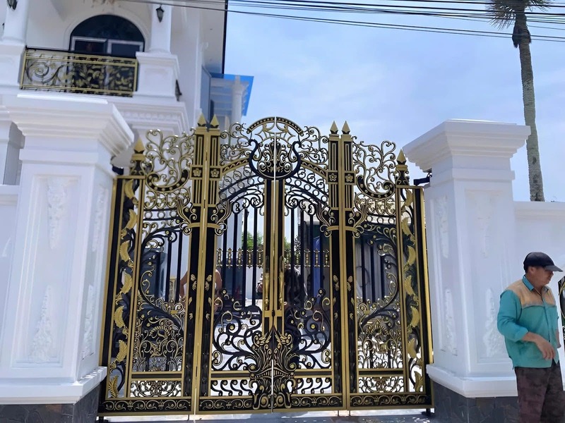 Cổng nhôm đúc 4 cánh đẹp, sang trọng
