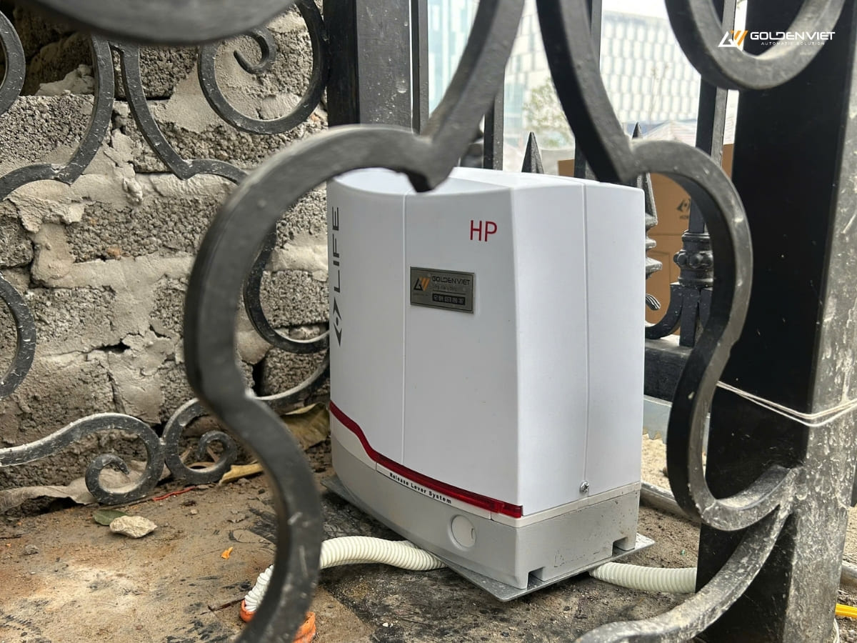Vệ sinh định kỳ vỏ motor cổng tự động