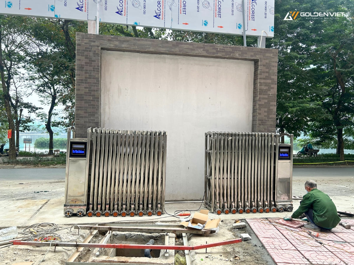 Golden Việt có mặt sửa chữa cổng xếp kịp thời