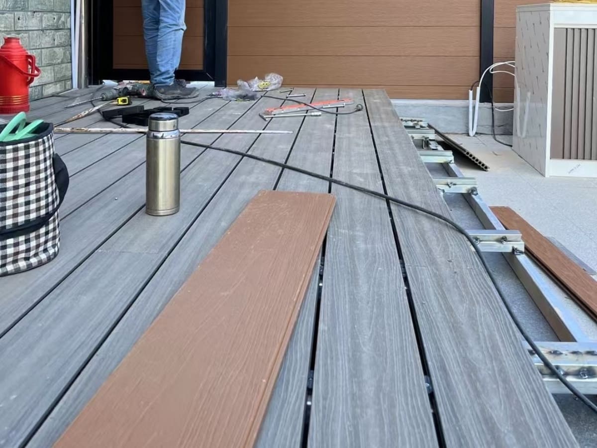 Việc lắp đặt sàn gỗ nhựa diễn ra nhanh chóng