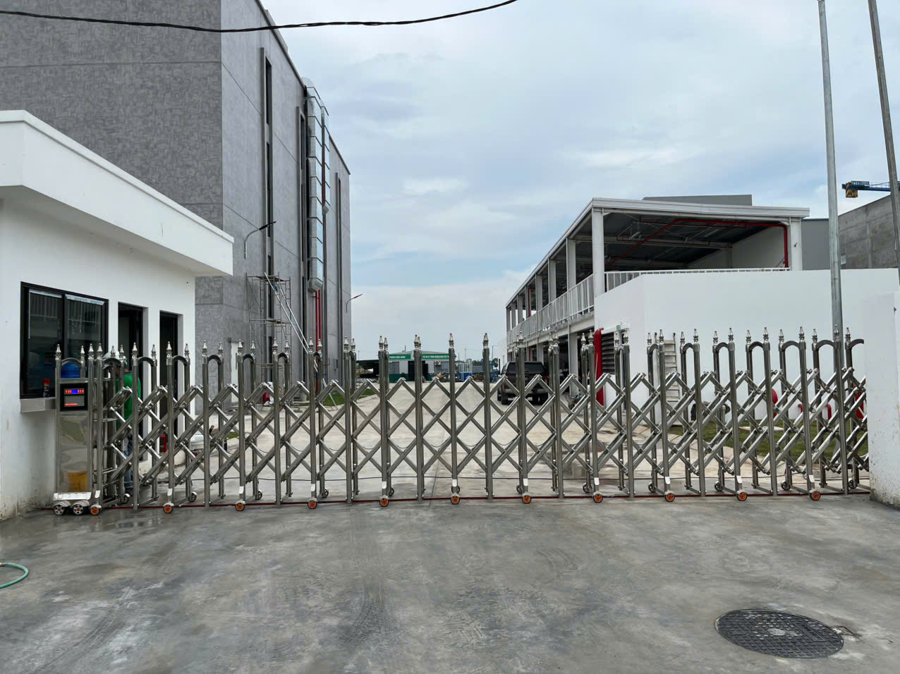 Cổng xếp ra vào khu công nghiệp