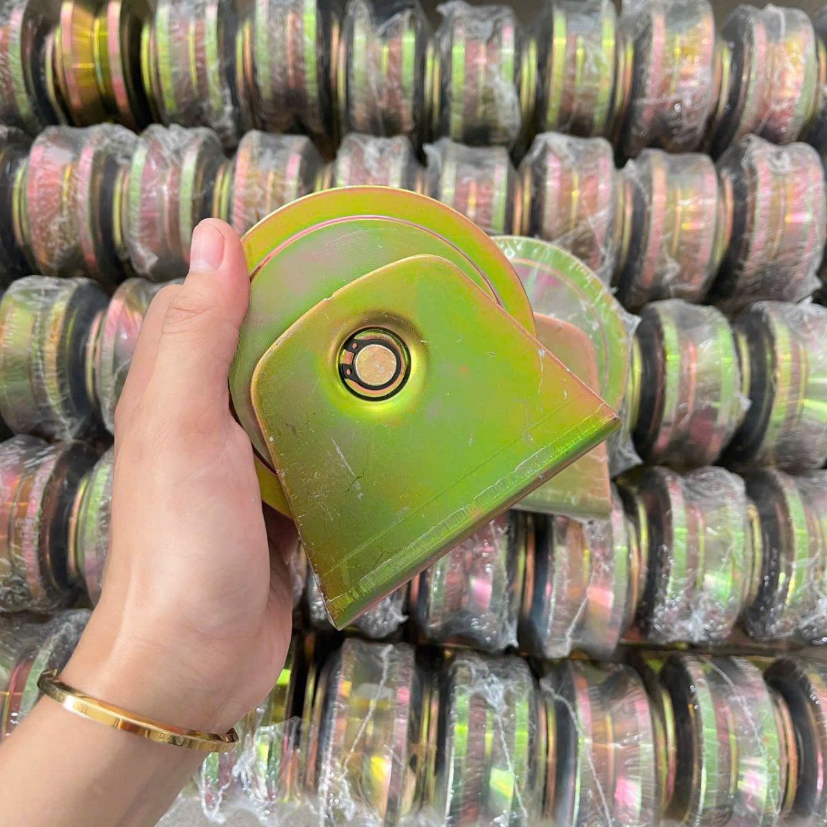 Bánh xe cửa lùa đường kính 100mm