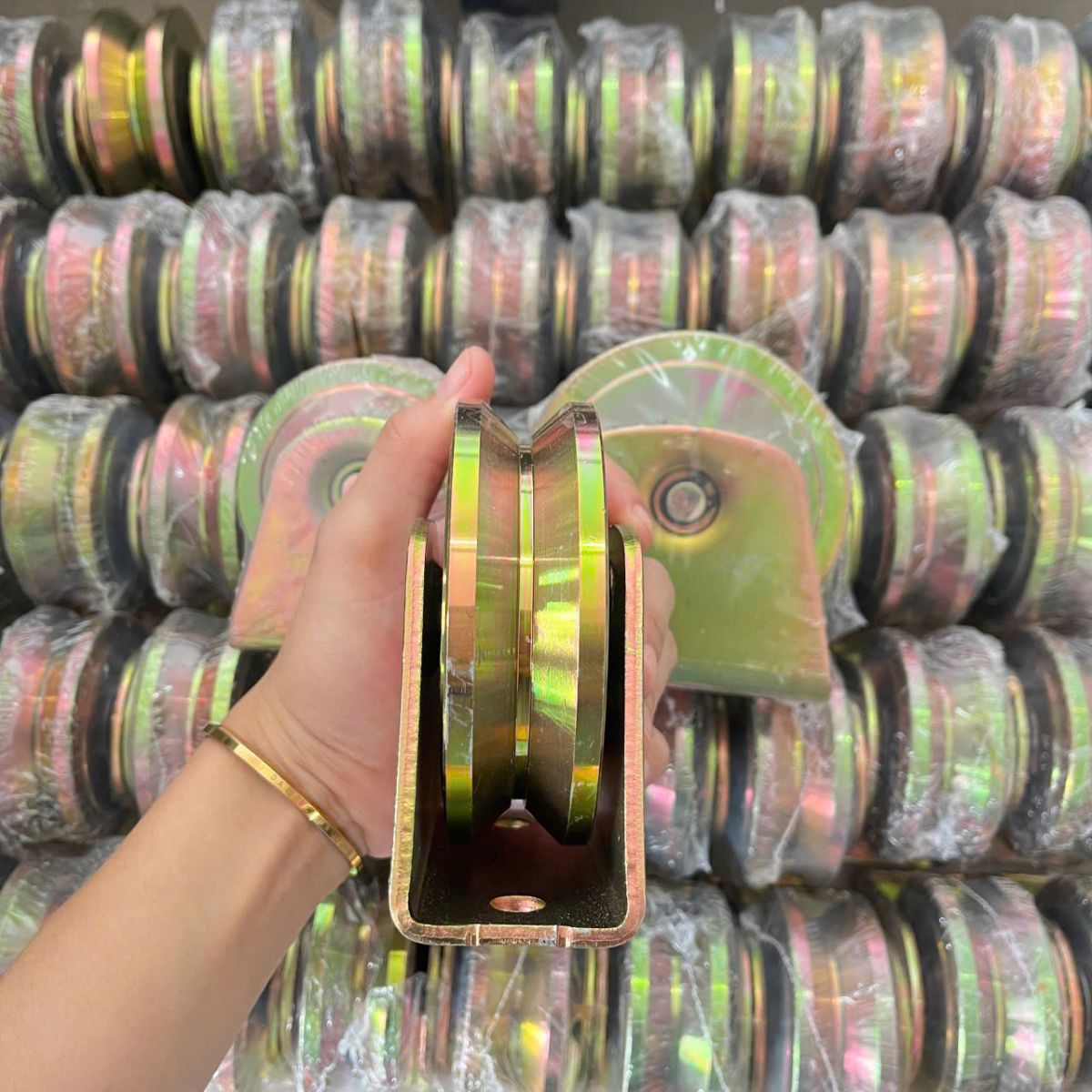 bánh xe cửa lùa D100 ray V