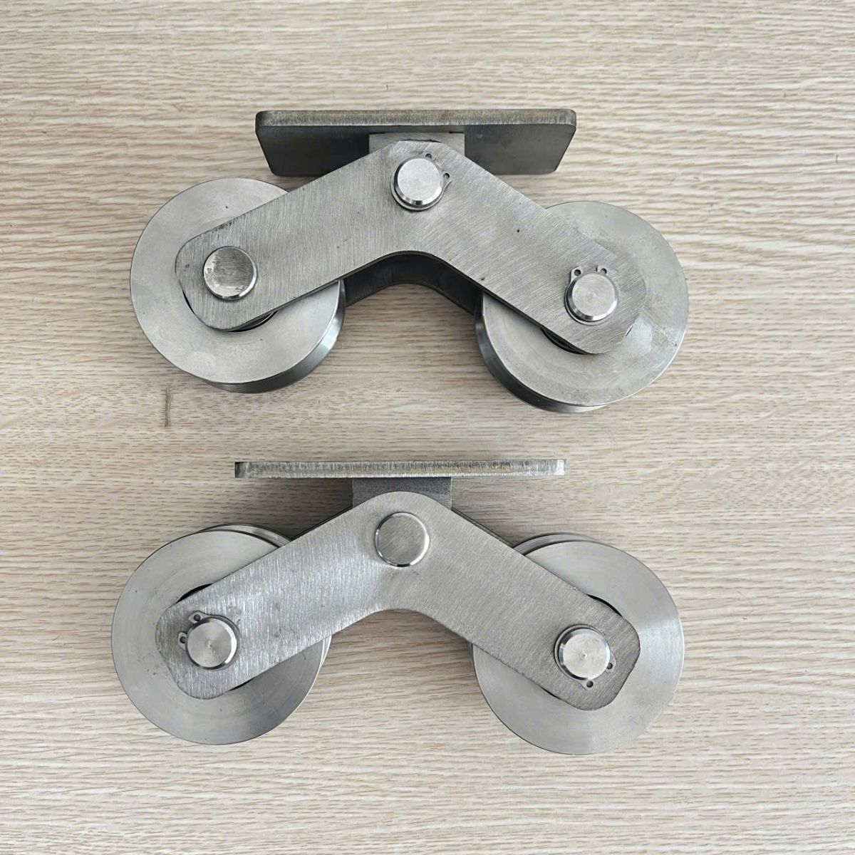 Bánh xe đôi cửa lùa ray tròn và ray V